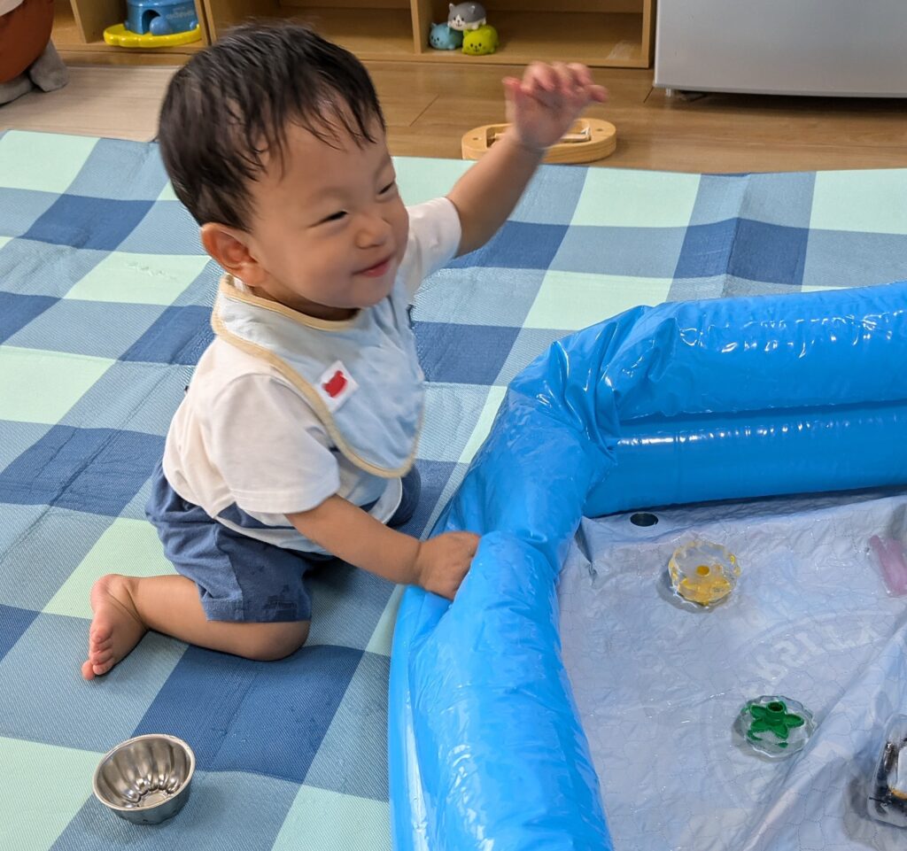 ♦おひさまのおうち♦1・2歳児さんと氷・色水遊び🍧